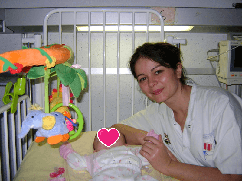 Julie Rogier rédactrice web et infirmière à l'hôpital entrain de soigner un bébé