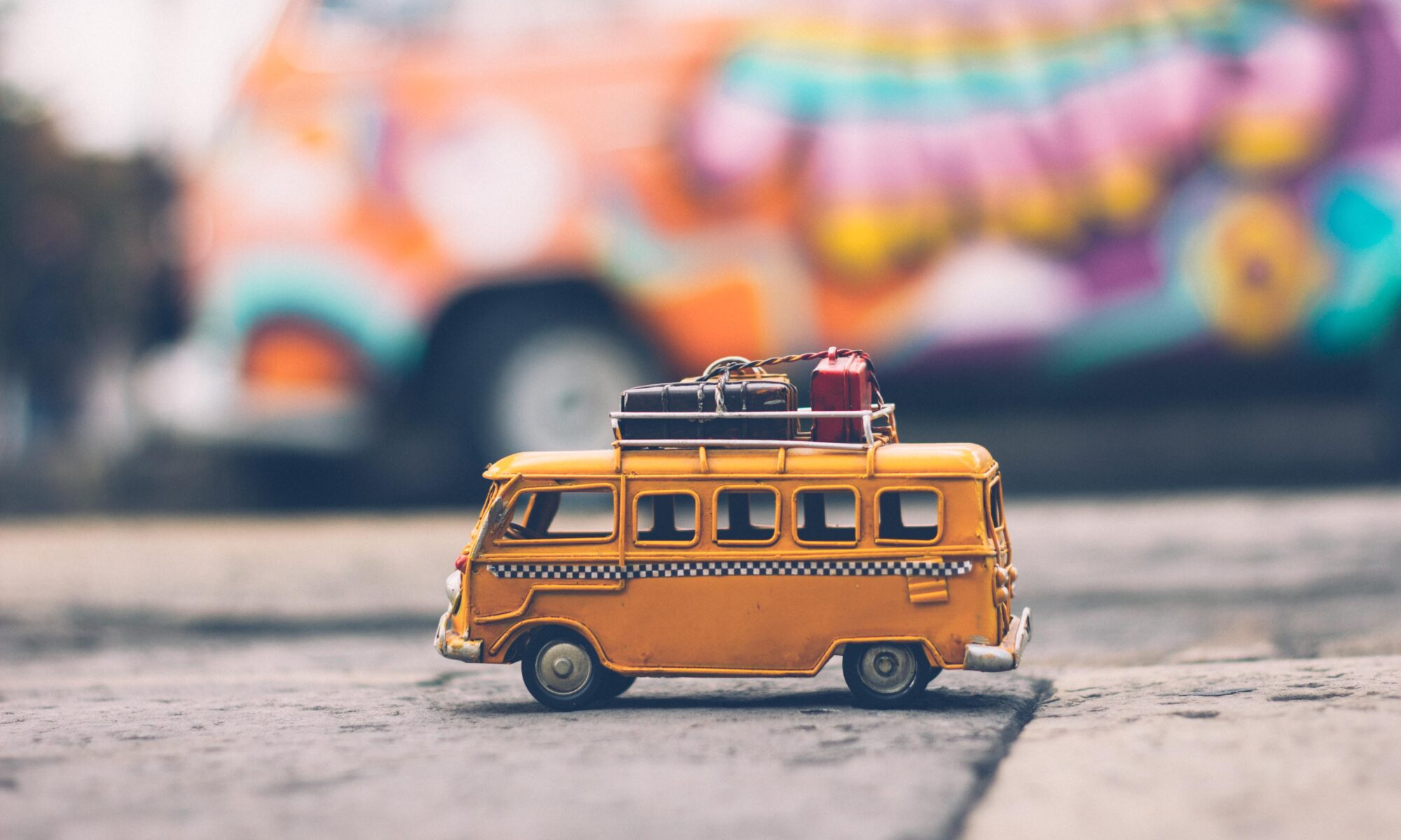 minibus jouet qui symbolise le voyage avec des enfants