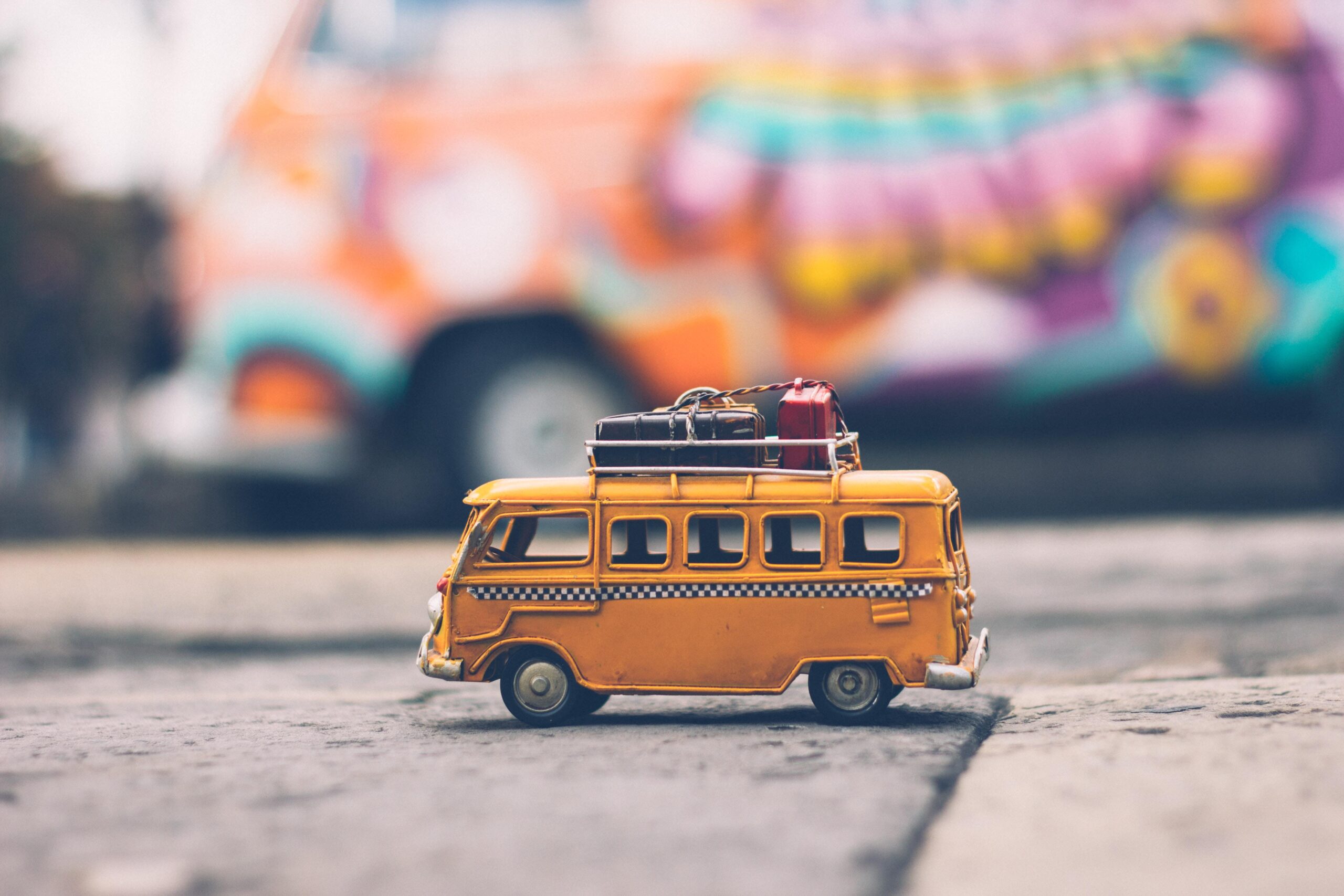 minibus jouet qui symbolise le voyage avec des enfants