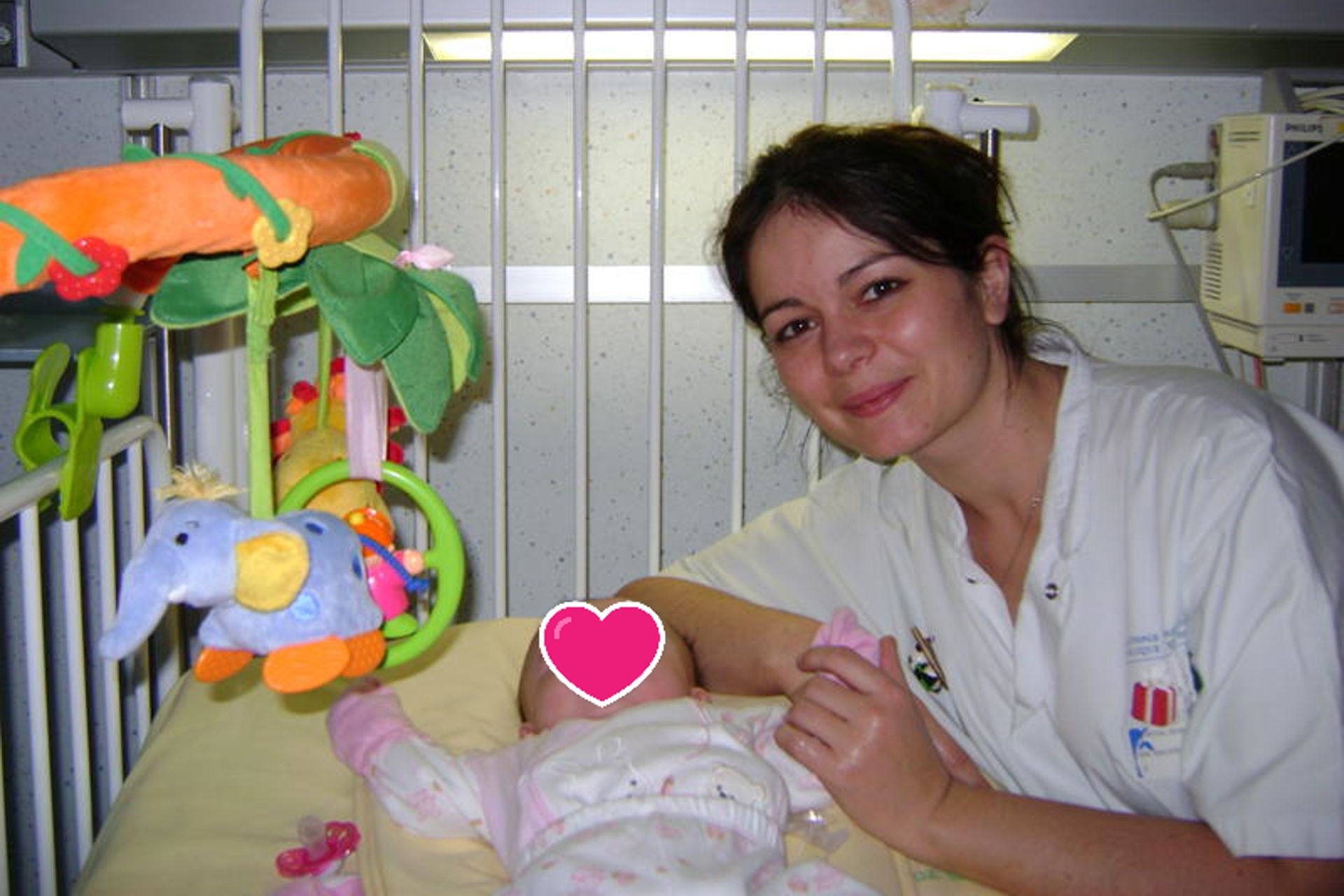 Julie Rogier rédactrice web et infirmière à l'hôpital entrain de soigner un bébé