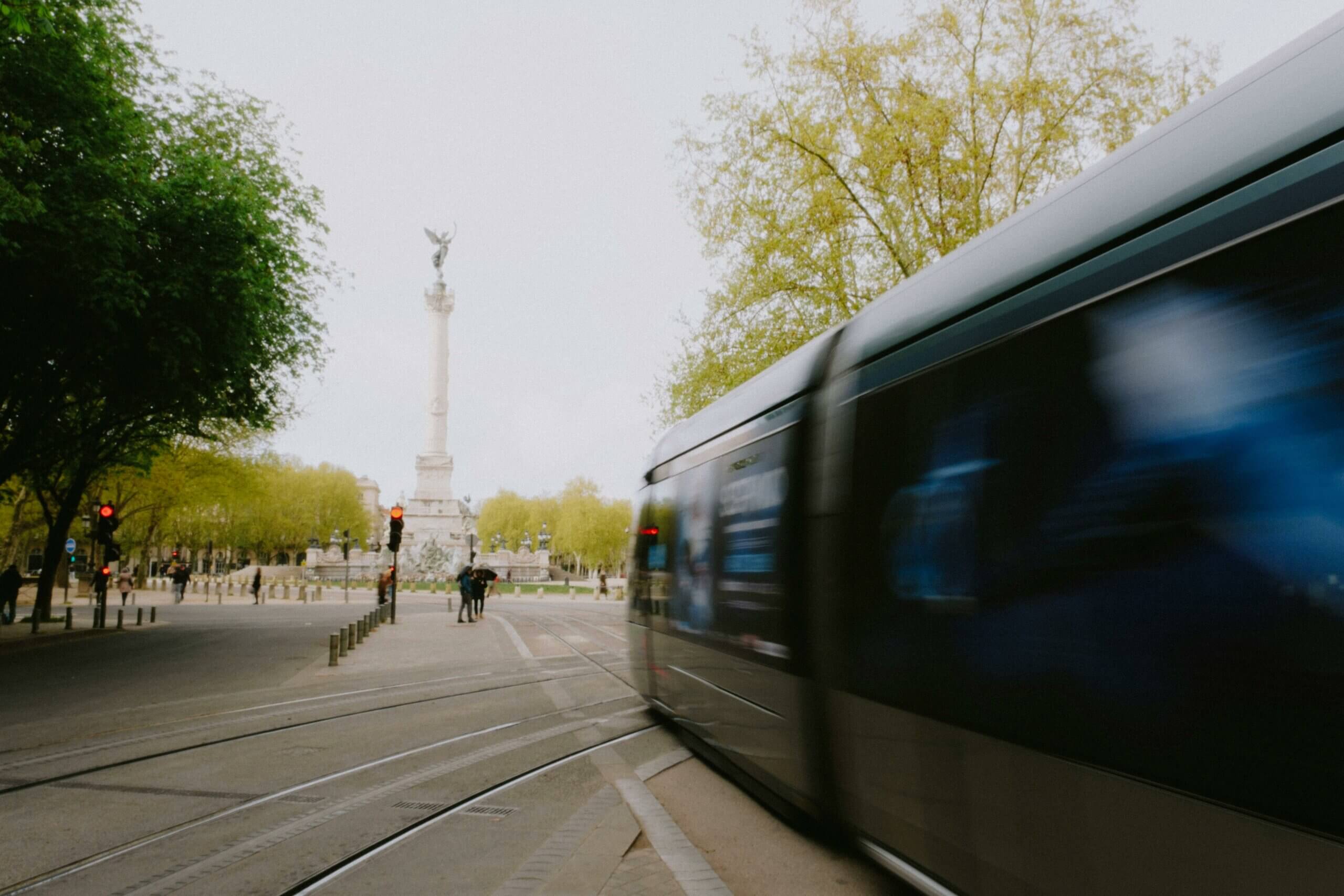 tram de Bordeaux place des Quinconces face à la statue des Girondins