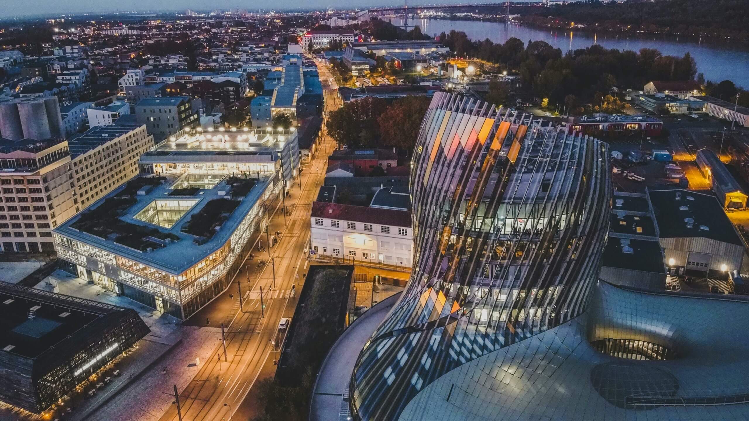 vue aérienne du quartier des Chartrons, de la cité du vin et des bassins à flots à Bordeaux 