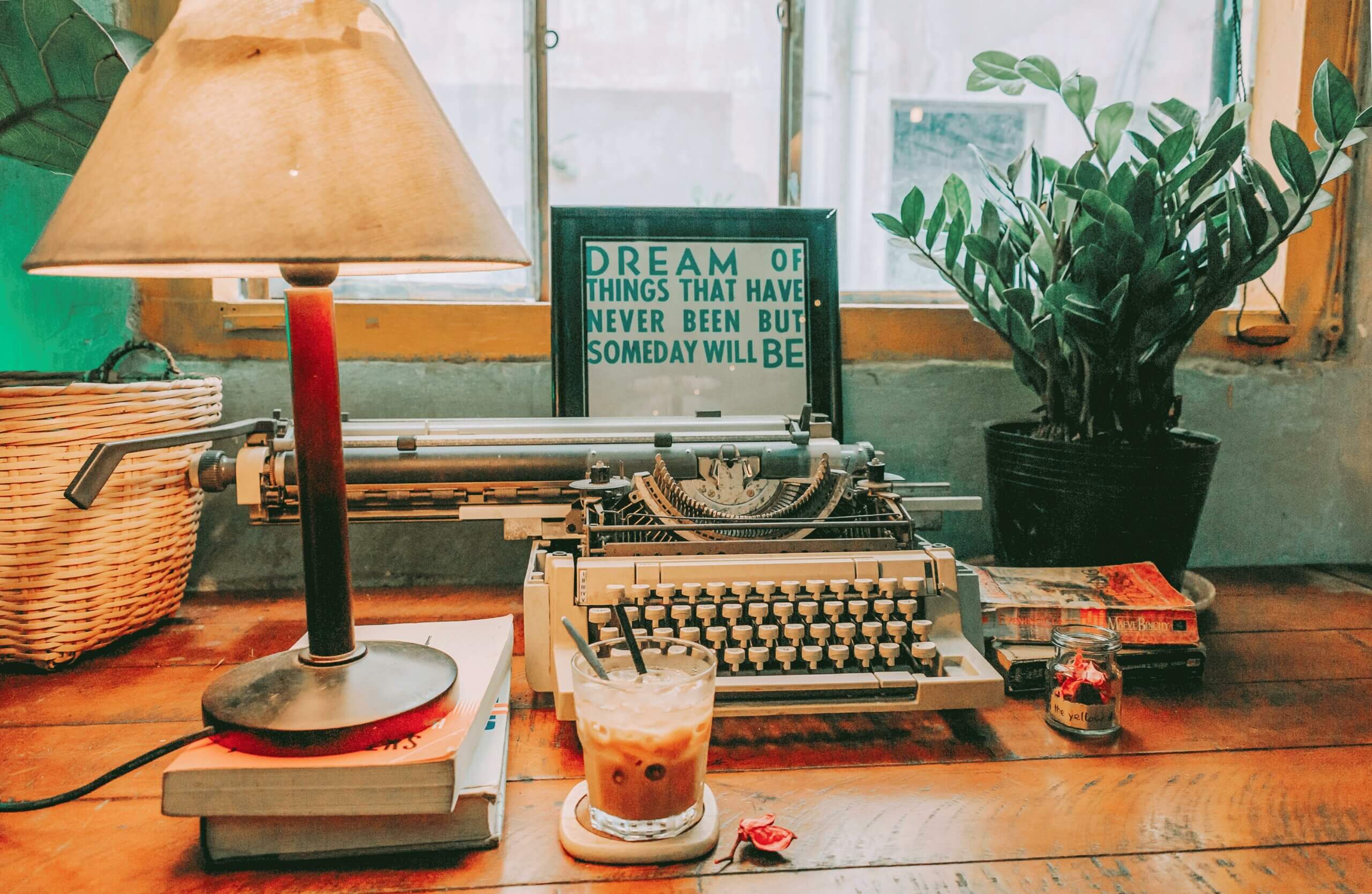 Bureau de création web à bordeaux avec des livres et du matériel de conception web dans le style vintage