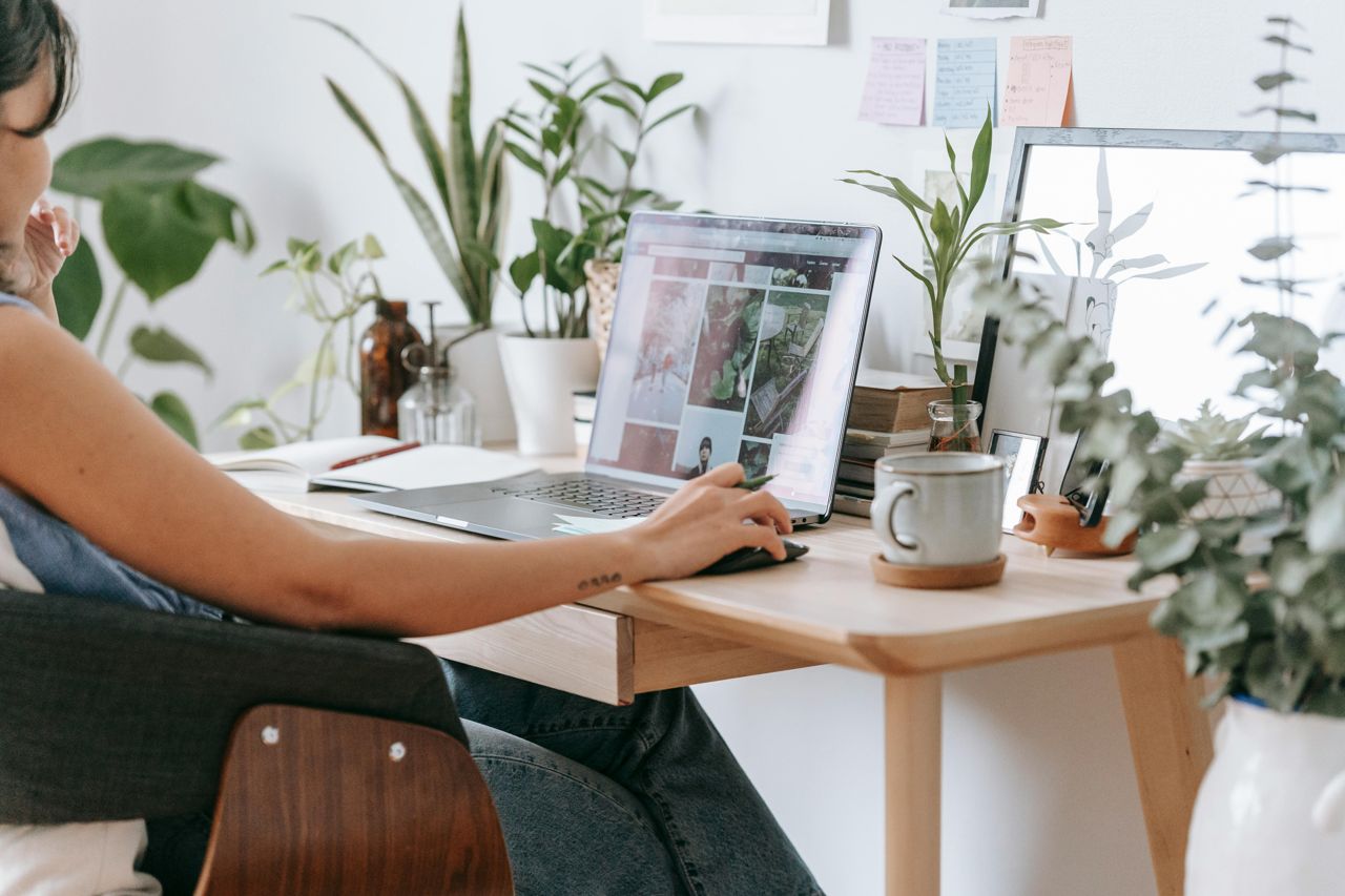 web master dans son bureau créant un site internet ecoresponsable