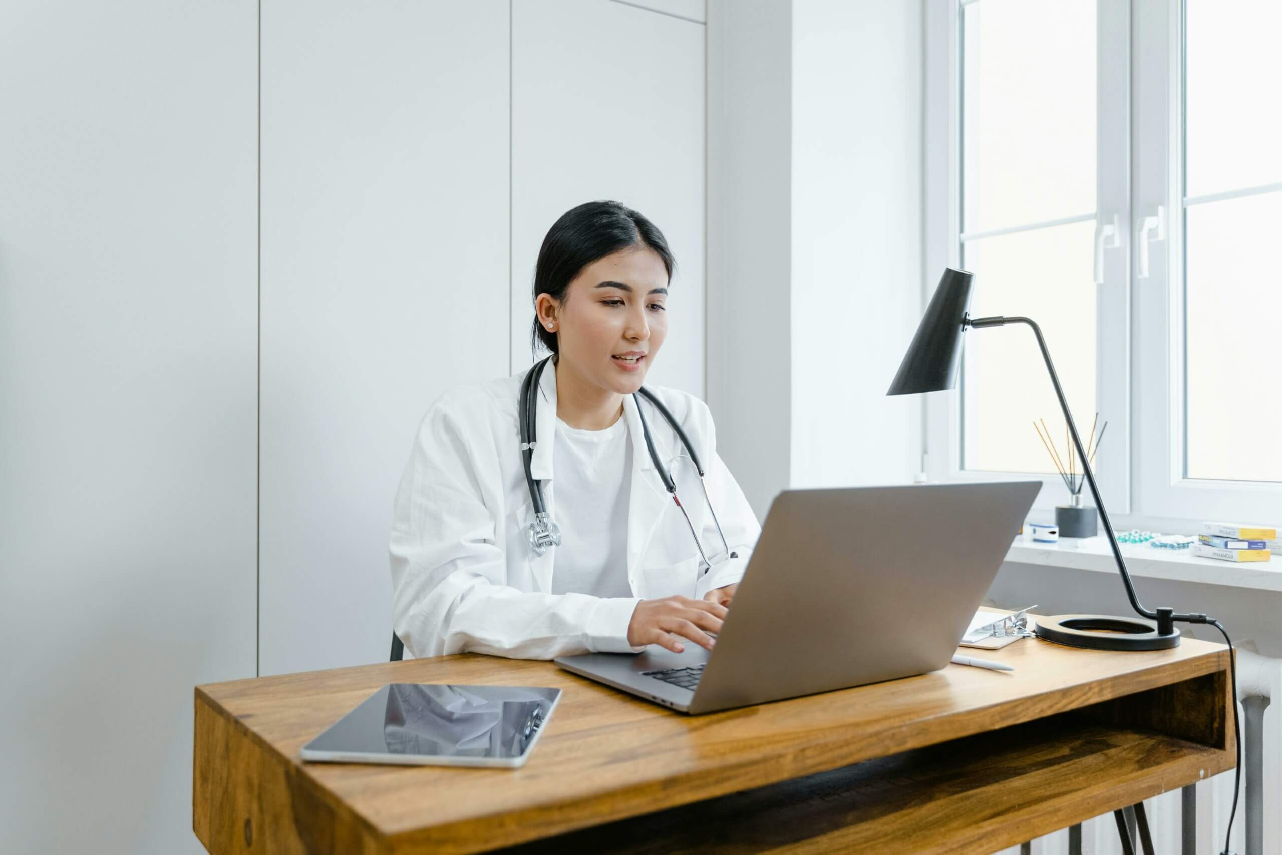 professionnel de santé devant son ordinateur mettent à jour son site internet