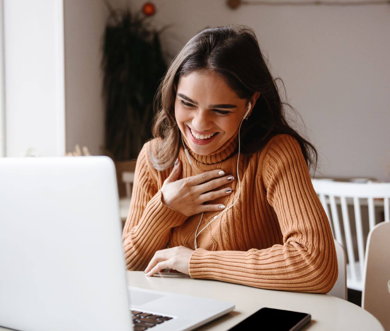 jeune entrepreneure en séance de coworking seo