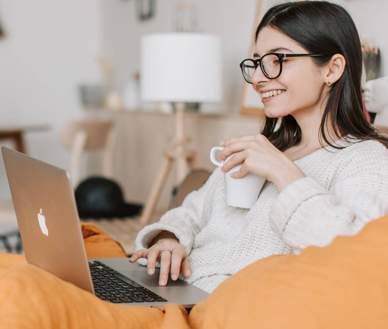 entrepreneure visionnant les bonus du coaching seo for care