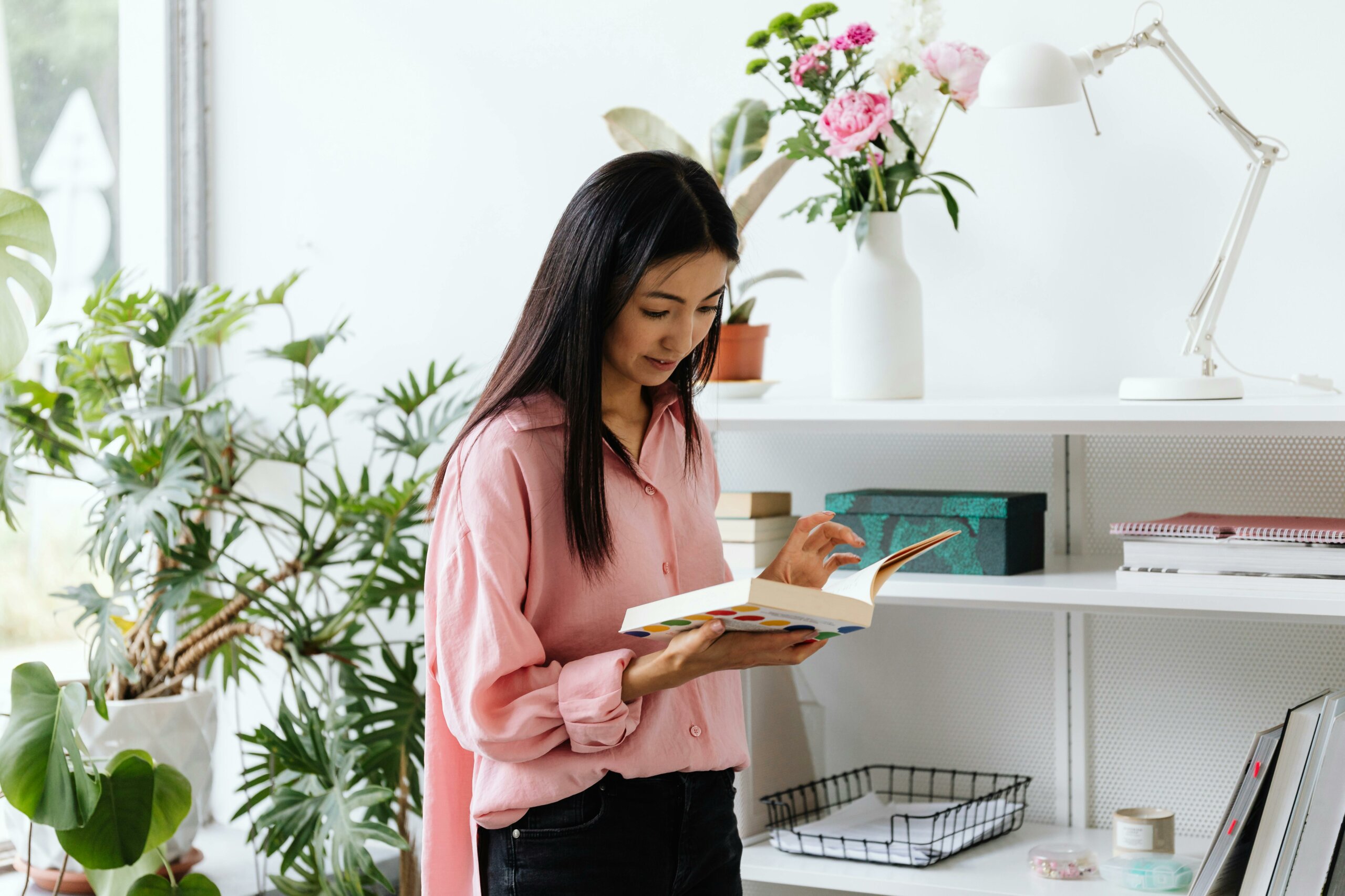 Jeune naturopathe relisant son plan d'action pour trouver des clients