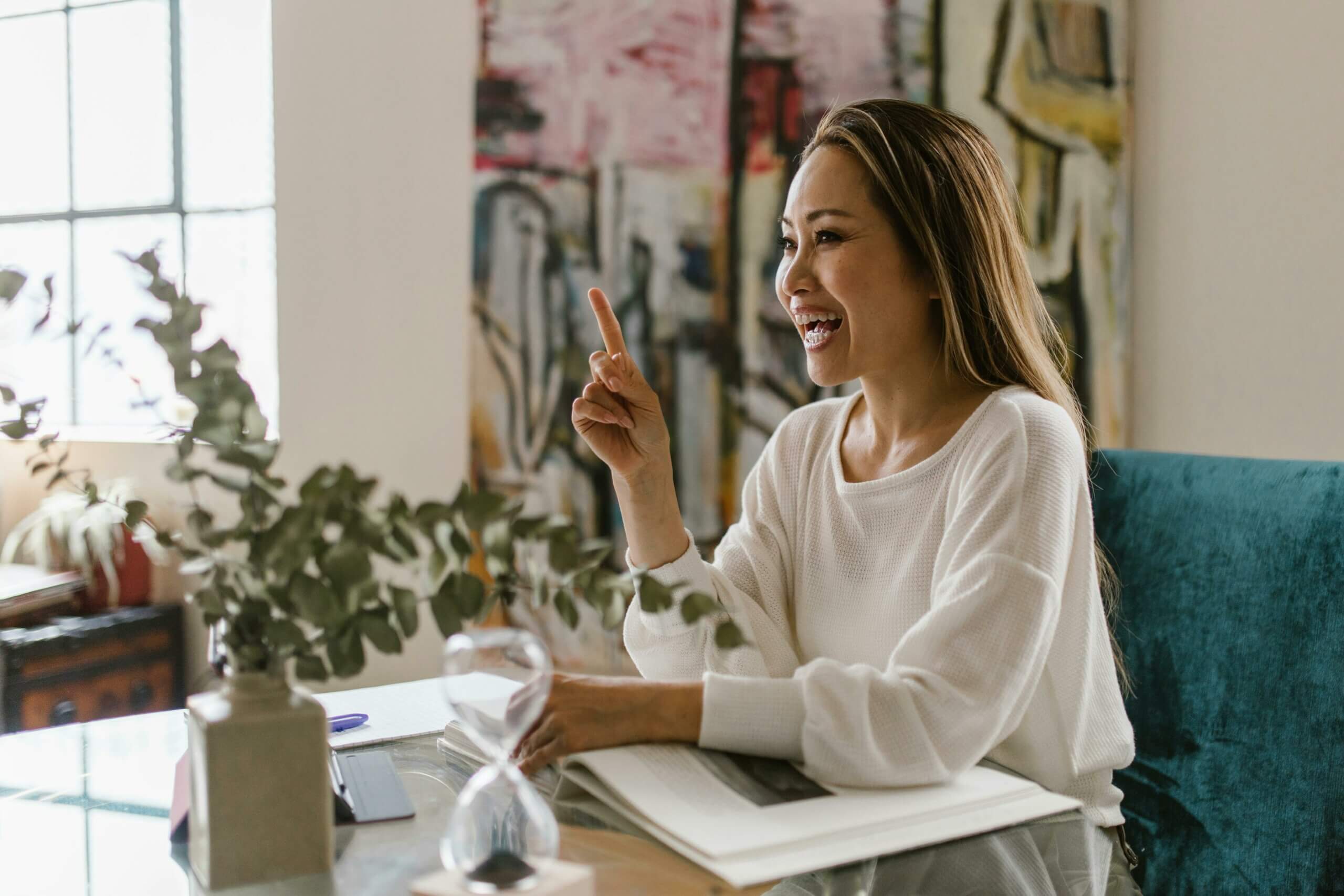Naturopathe souriante dans son cabinet pendant une consultation 