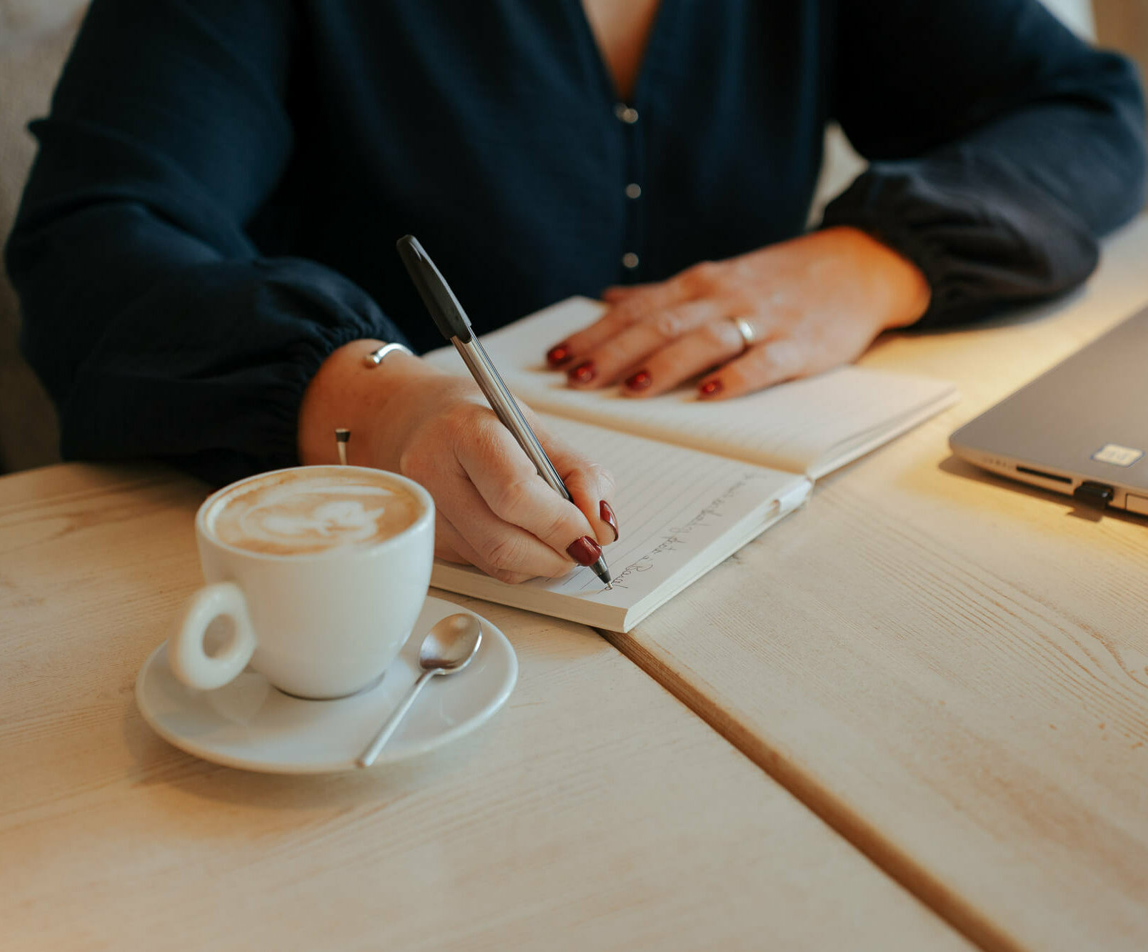 coach seo en train d'analyser le travail de référencement d'une cliente