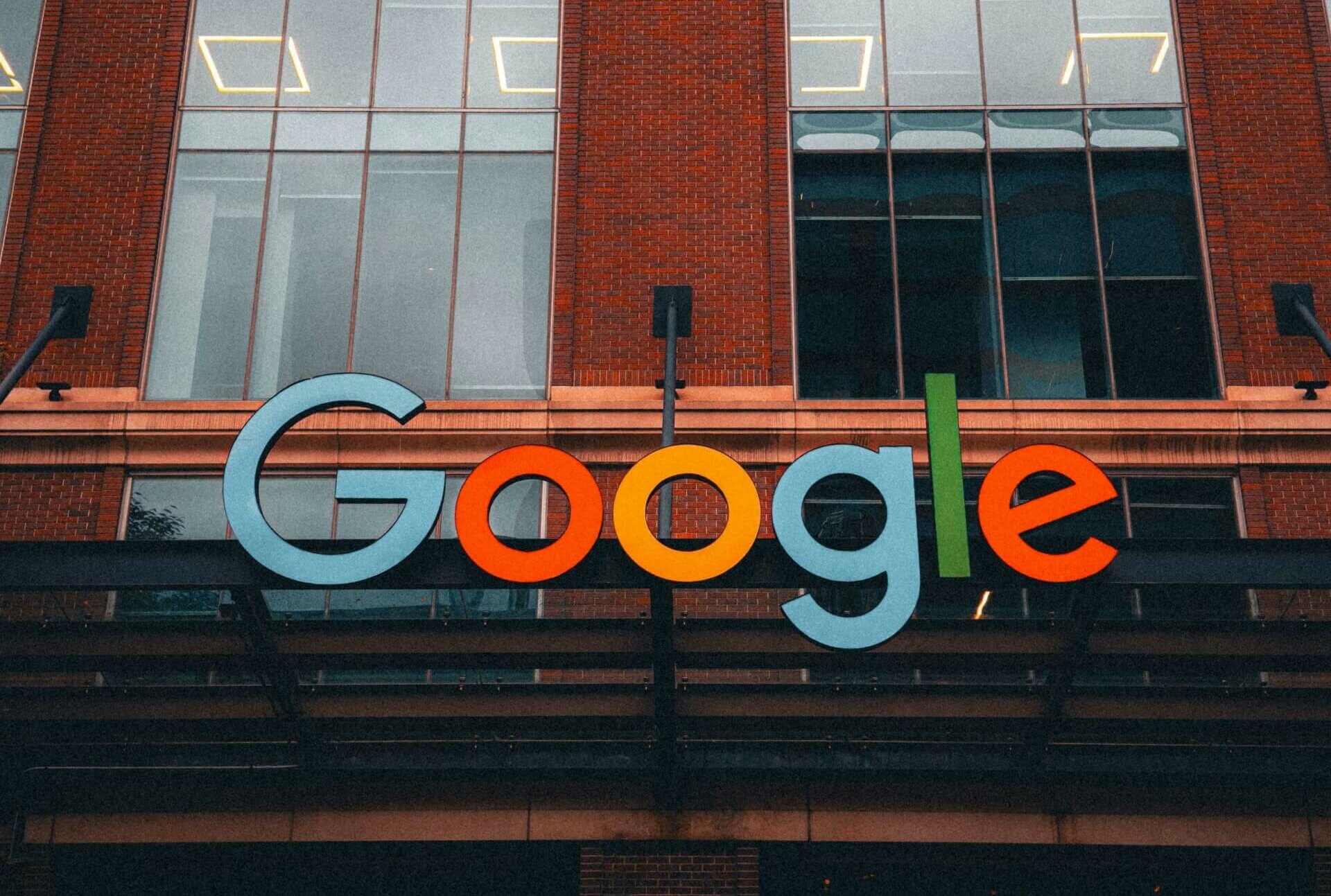 photo de l'entrée d'un immeuble de bureau de google