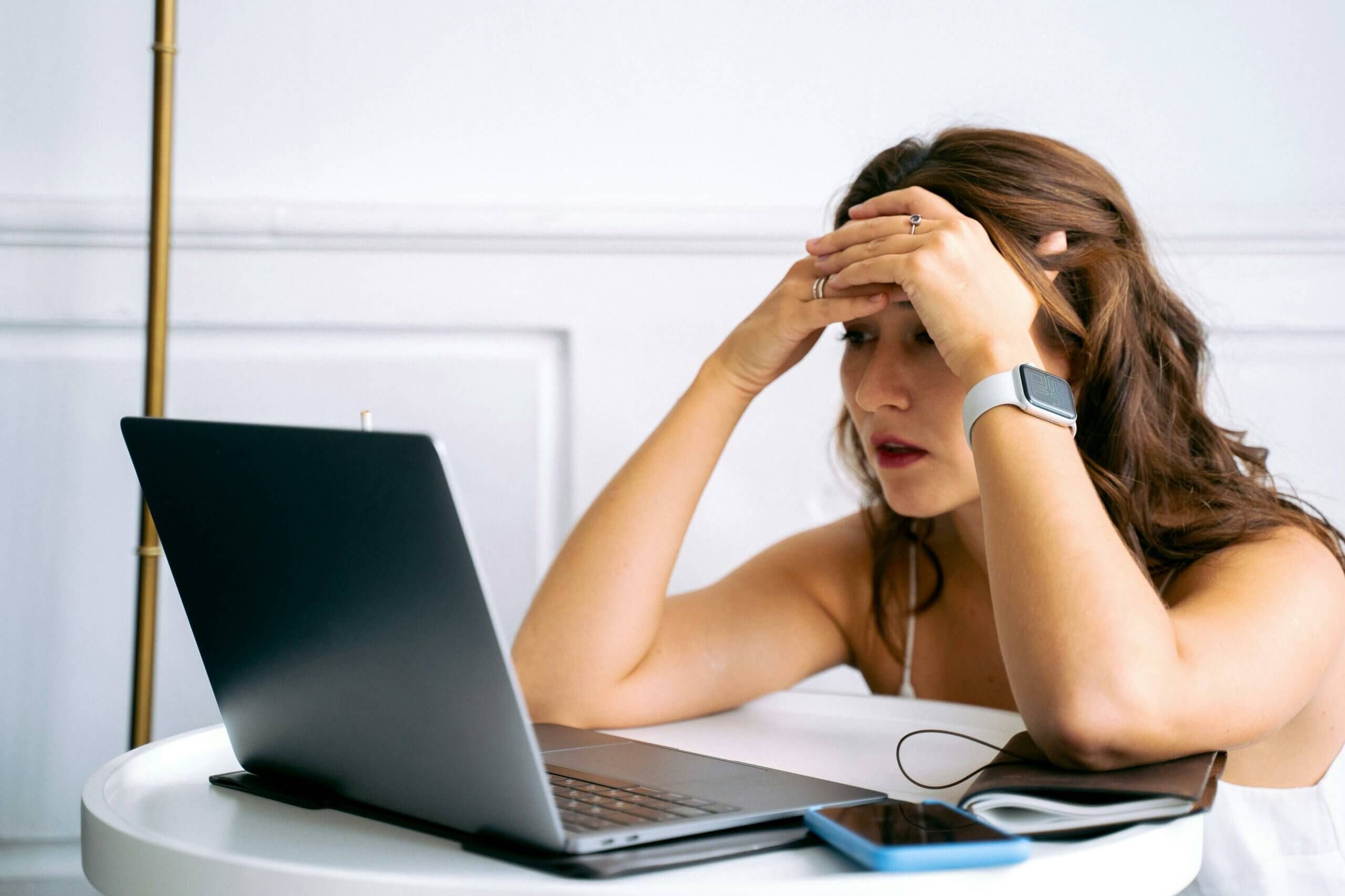 jeune femme frustrée devant son ordinateur qui ne comprend pas pourquoi son site est invisible sur google
