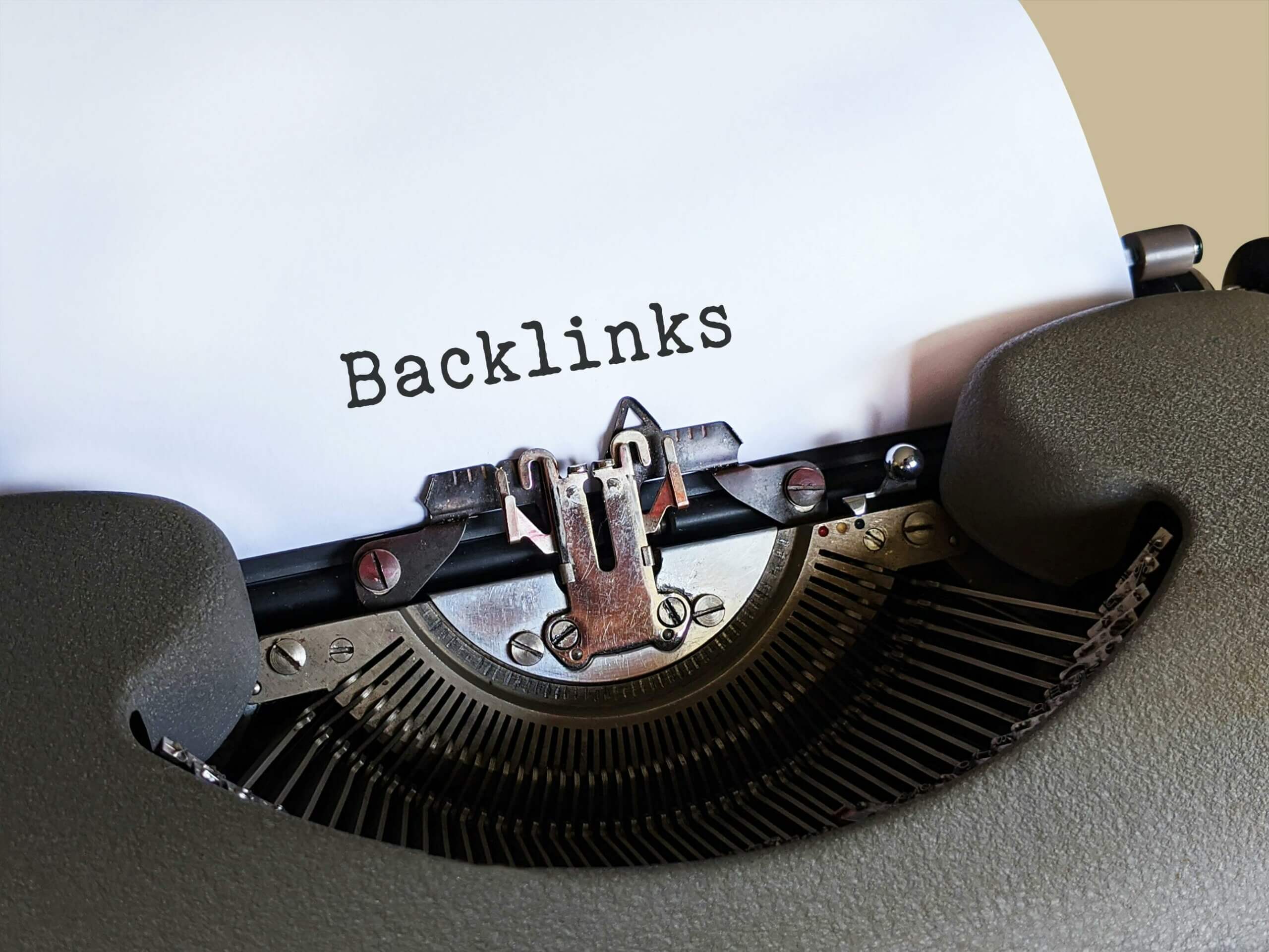 machine à écrire avec un feuille blanche sur laquelle est tapé le mot backlink