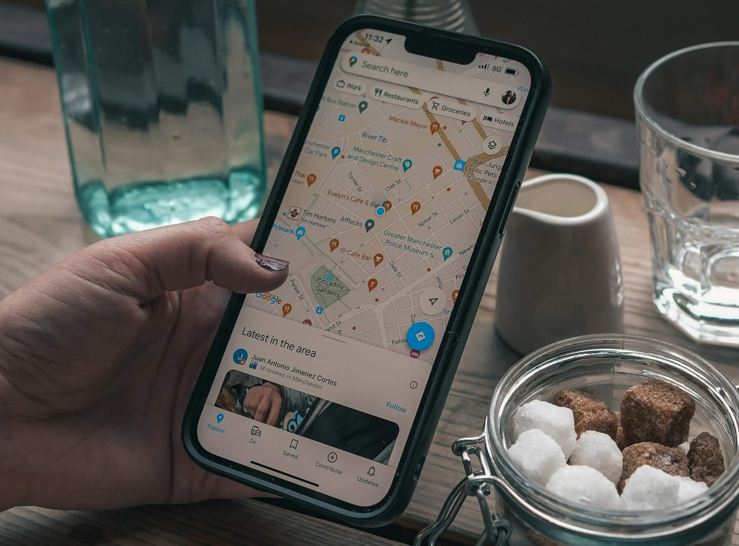 personne faisant une recherche d'un professionnel proche d'elle sur son smartphone