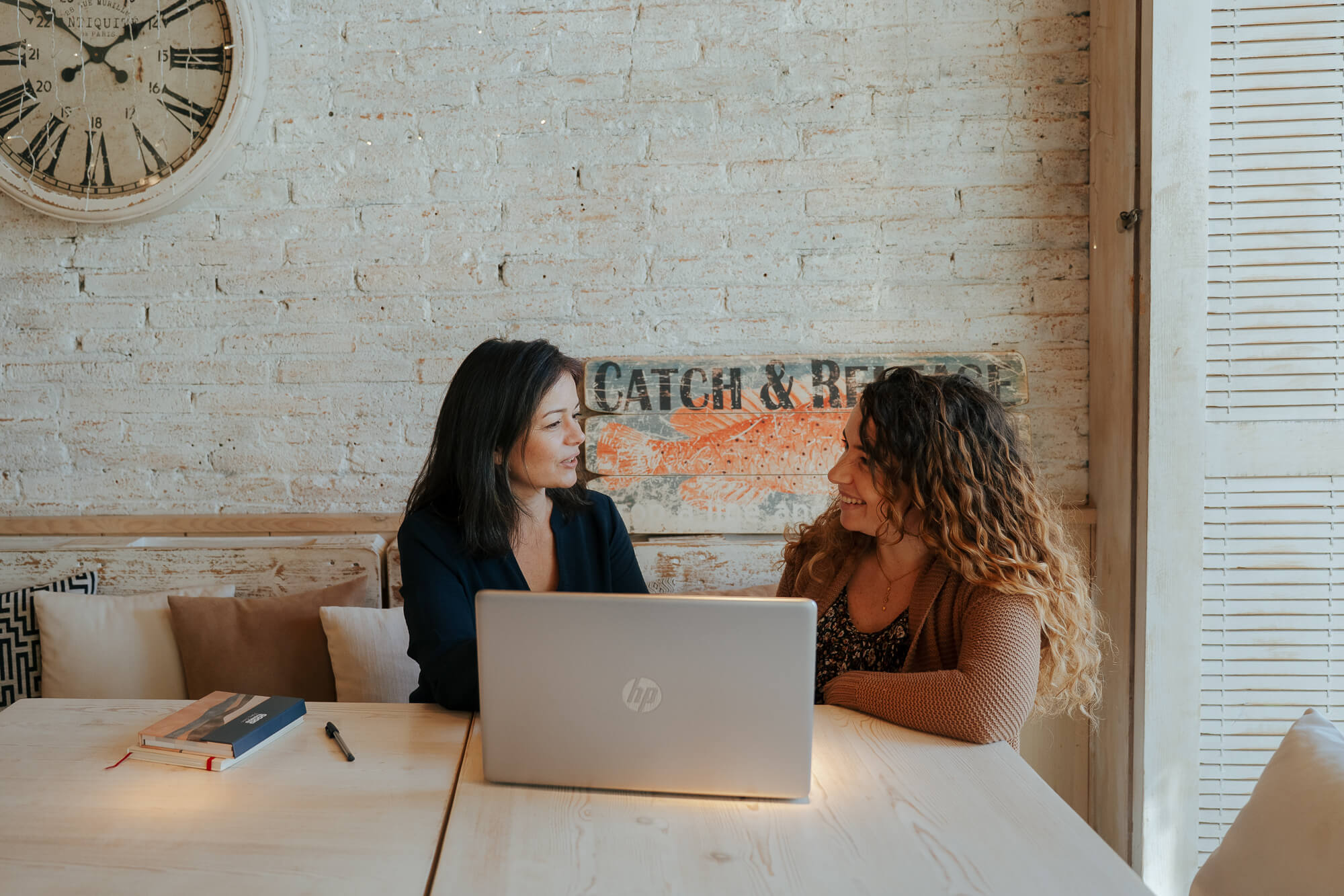 Julie Rogier en séance de coaching SEO avec une entrepreneure