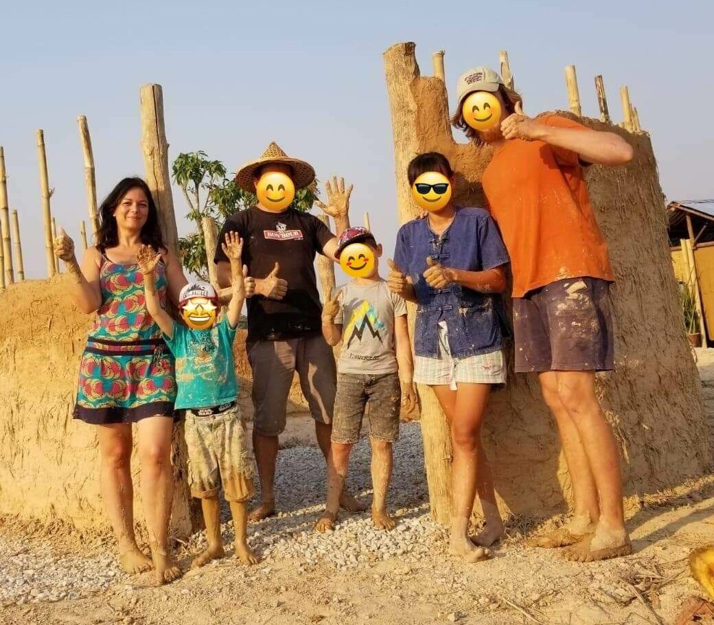 Julie Rogier consultante seo construisant une maison en paille et en terre en Thailande avec sa famille