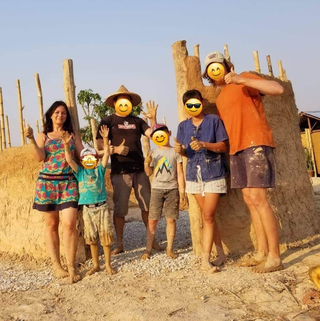 Julie Rogier consultante seo construisant une maison en paille et en terre en Thailande avec sa famille