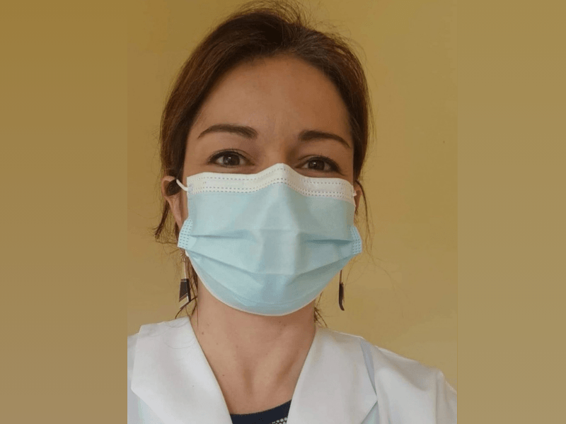 julie rogier avec un masque quand elle était infirmière libérale devenue consultante seo